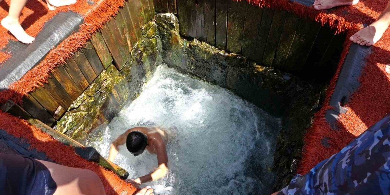 Antalya’daki Şifalı Su 5 Dakikada Çöl Sıcağını Unutturuyor, Evlerine Titreyerek Gidiyorlar