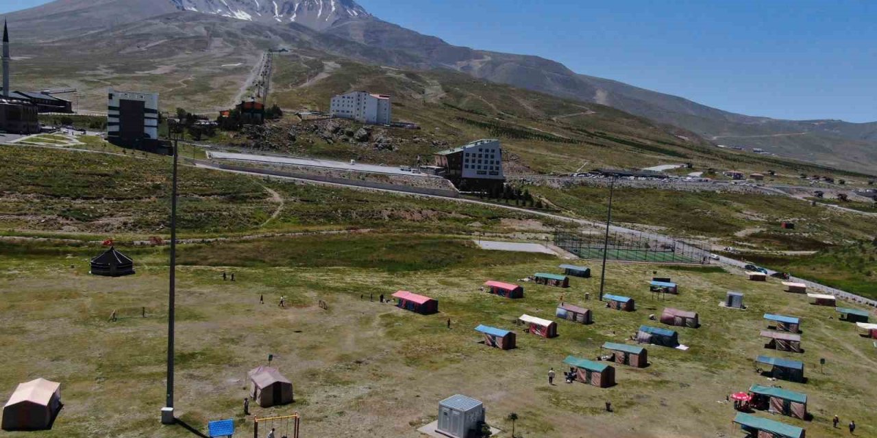 Sıcaktan Bunalan Dağa Kaçtı