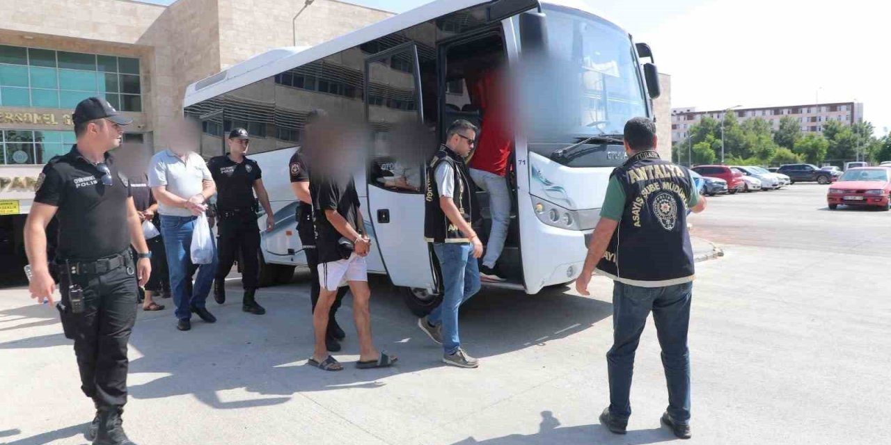 Antalya’da Aranan 44 Firari Yakalandı