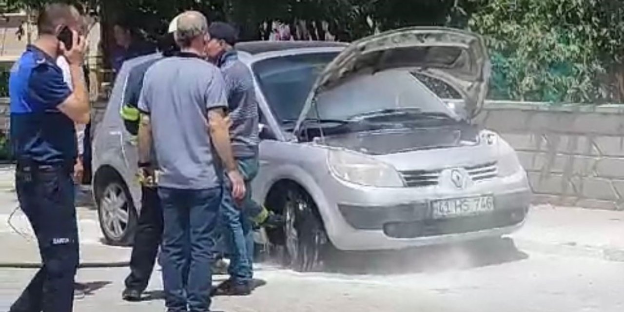 Motor Kısmından Alev Alan Otomobilde Maddi Hasar Oluştu