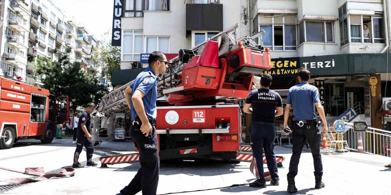 Sıcak Hava Dinlemediler, Yangın Söndürme Çalışmalarını İlgiyle Takip Ettiler