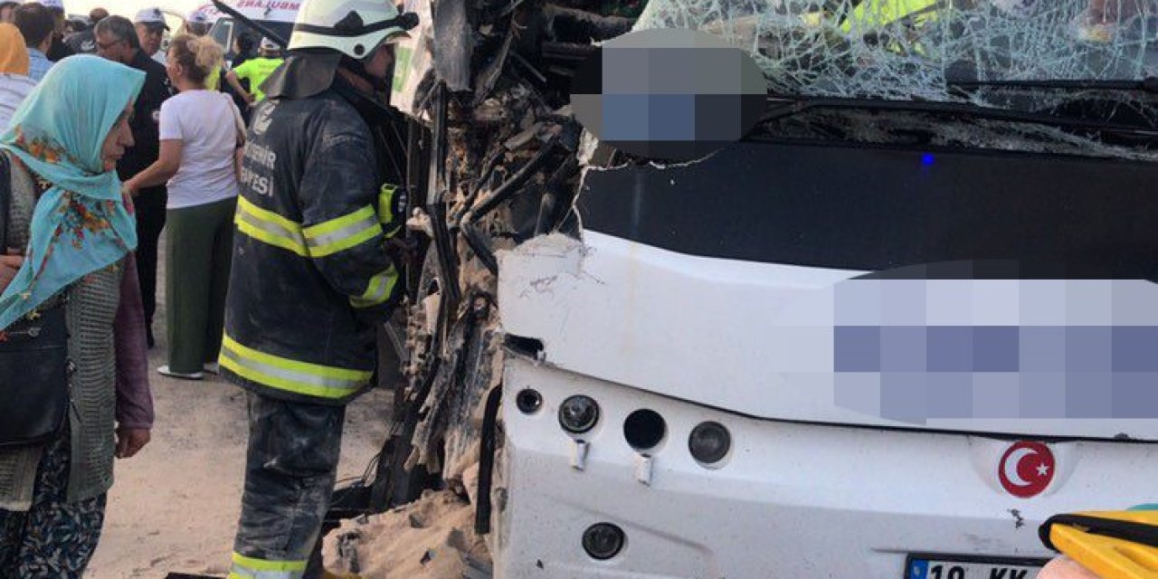 Yolcu Otobüsü Tıra Çarptı, 22 Kişi Yaralandı