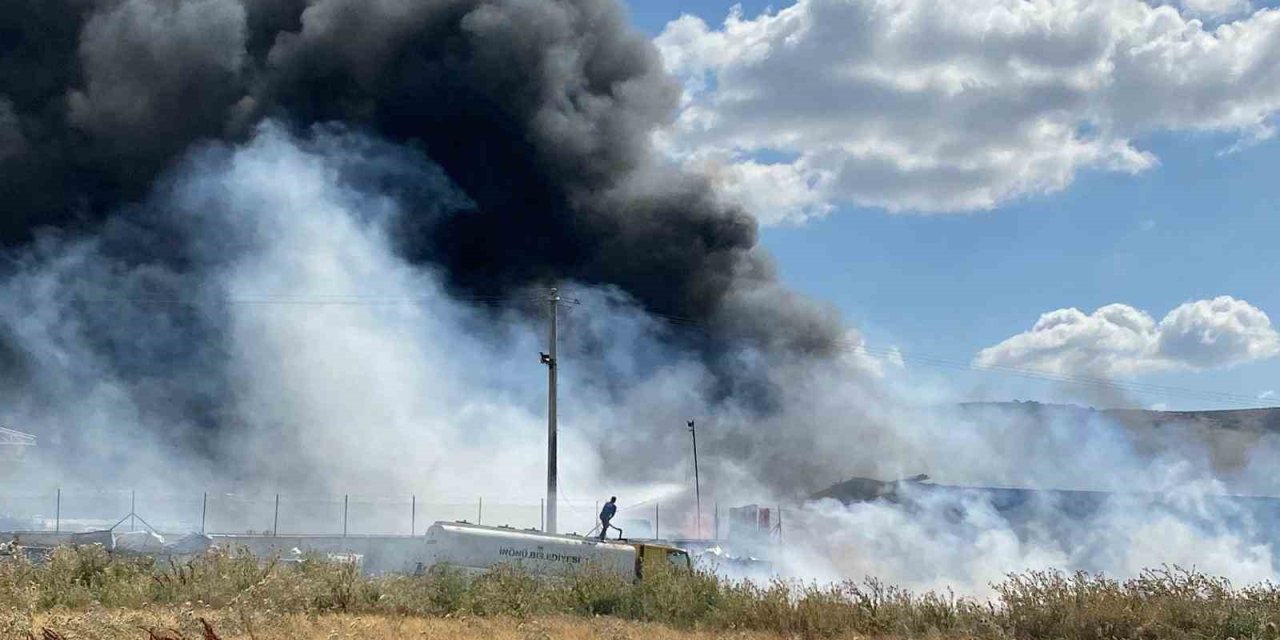 Geri Dönüşüm Firmasında Başlayan Yangın Gıda Toptancısının Deposuna Sıçradı