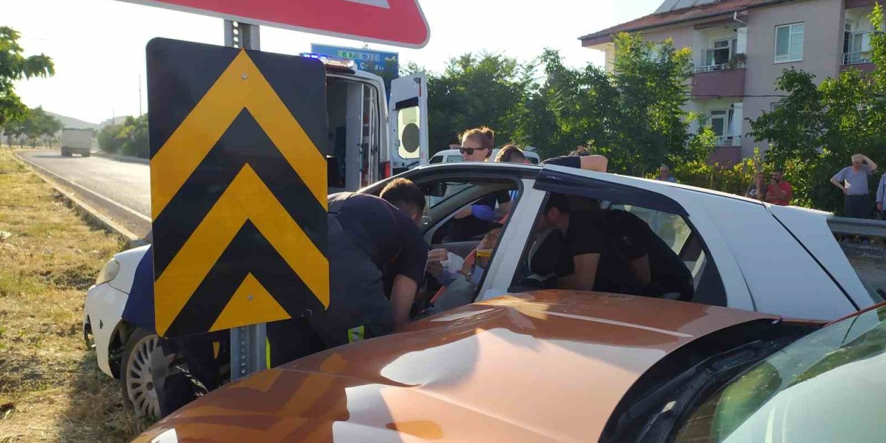 Antalya’da Kontrolsüz Kavşakta Kaza: 3 Yaralı