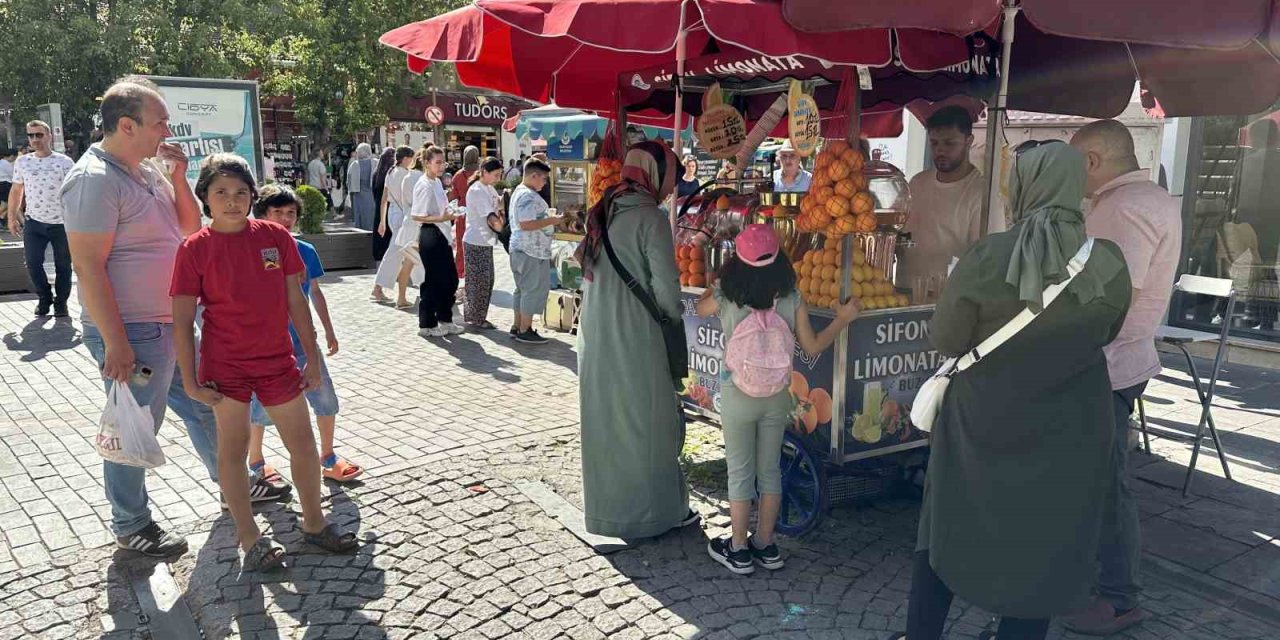 Sıcak Havayı Gören ‘sifon Limonataya’ Koşuyor