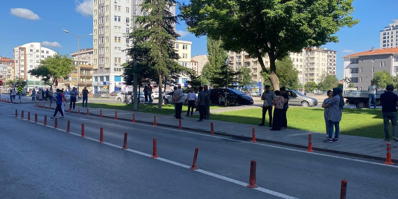 Adana’daki Deprem Kayserilileri Sokağa Döktü