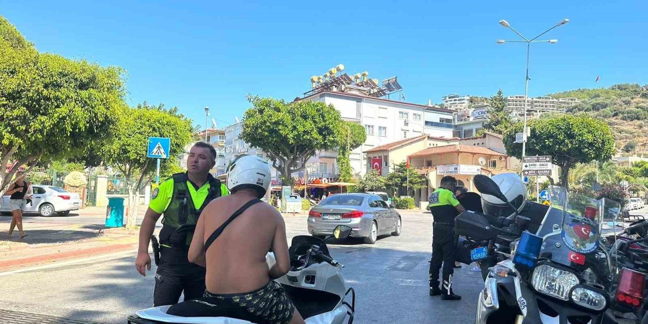 Alanya’da Polis Ekiplerinden Motosiklet Denetimi