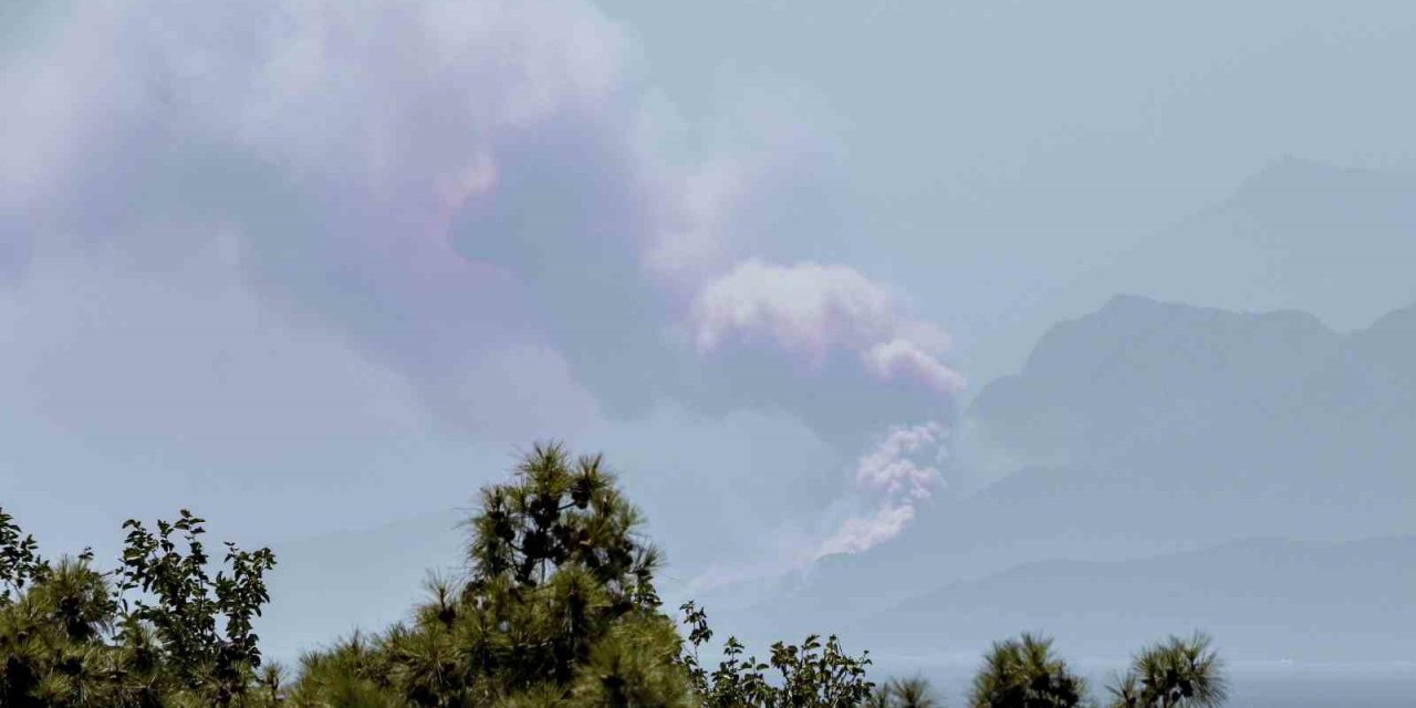 Kemer’deki Orman Yangınının Büyüklüğü Şehir Merkezinden Çekilen Görüntüyle Gözler Önüne Serildi