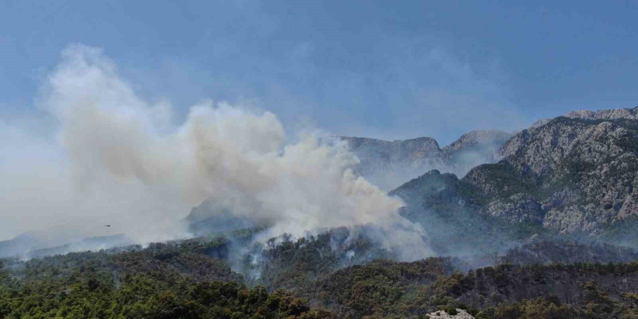 Turizm Merkezi Kemer’deki Yangın 17 Saattir Devam Ediyor