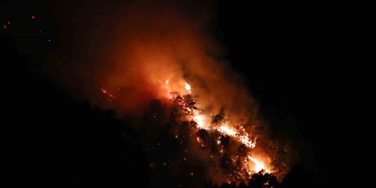 Kemer’de Alevler Tekrar Yükseldi, Gece Görüşlü Helikopterler Devrede