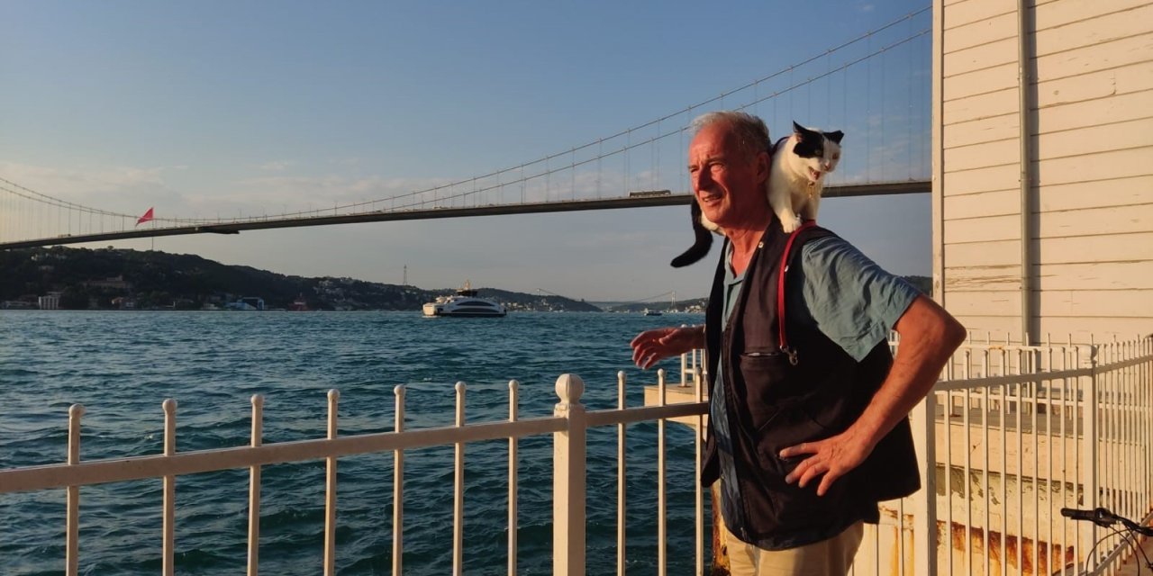 Omzundaki Kedisi İle İstanbul’u Karış Karış Gezdi
