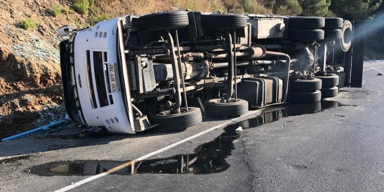 Gazipaşa’da Cam Yüklü Kamyon Devrildi: 1 Yaralı