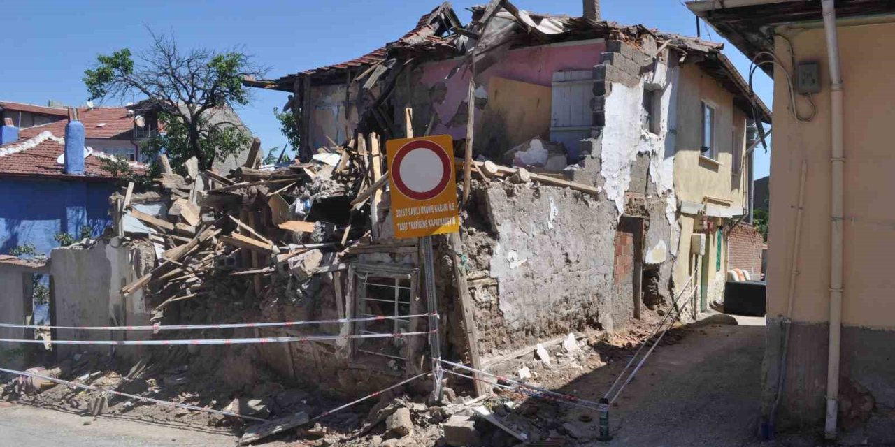 Mahallede Endişeye Neden Olan O Bina Artık Yıkılıyor