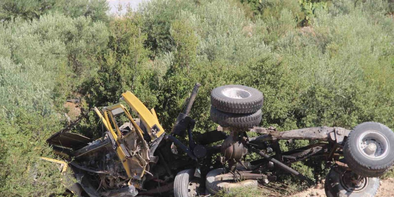 Antalya’da Şarampole Yuvarlanan Kamyonun Sürücüsü Hayatını Kaybetti
