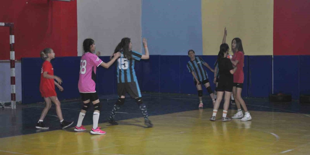 Küçük Yaşta Seçilen Çocuklar Hentbol Milli Takım Yolunda