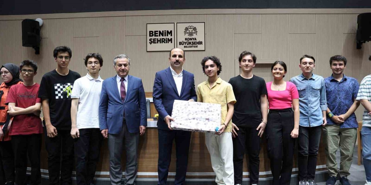 Başkan Altay, YKS’de İlk 100’e Giren Konyalı Öğrencilerle Bir Araya Geldi