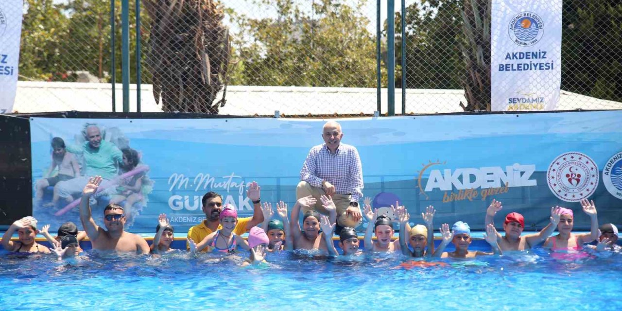 Çocuklar Hem Serinliyor Hem De Yüzme Öğreniyor