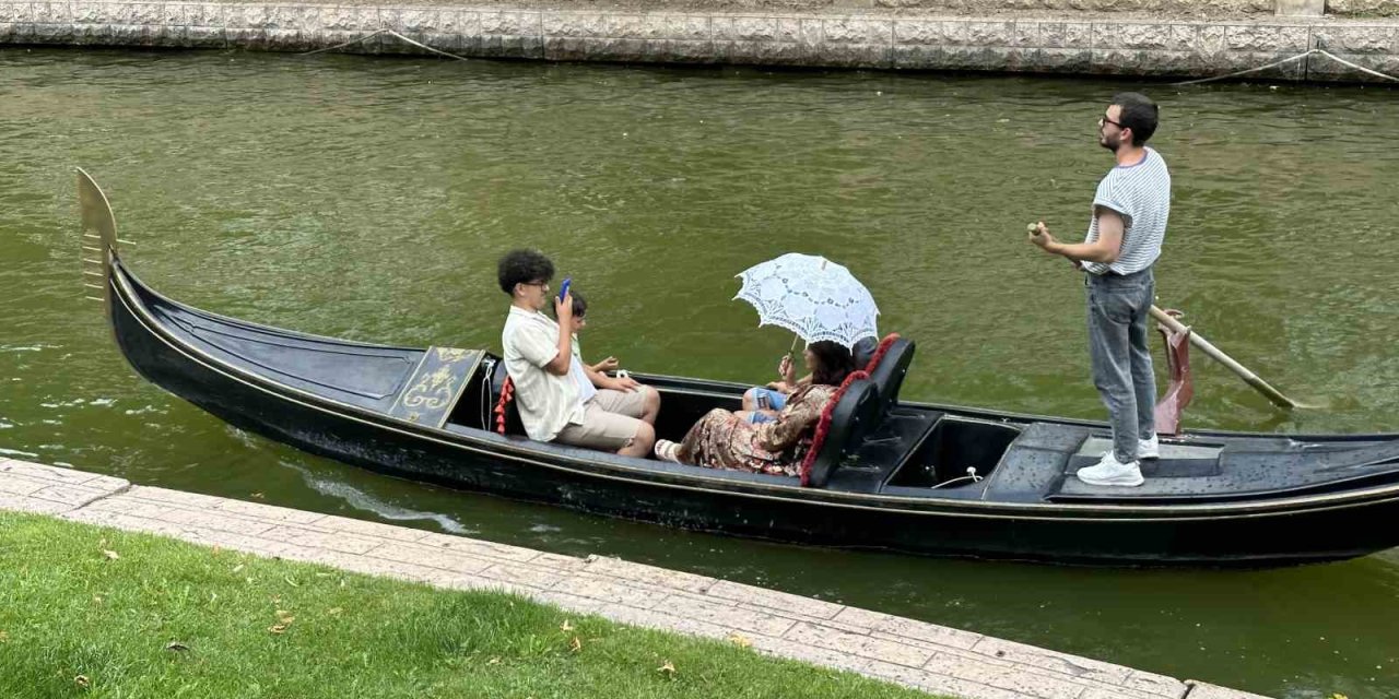 Vatandaşlar Güneşe Karşı Şemsiye Kullanmaya Devam Ediyor