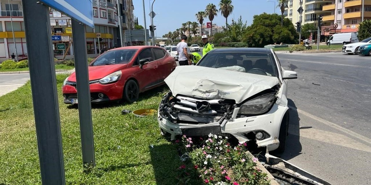 Gazipaşa’da İki Otomobil Çarpıştı: 2’si Çocuk 4 Kişi Yaralandı