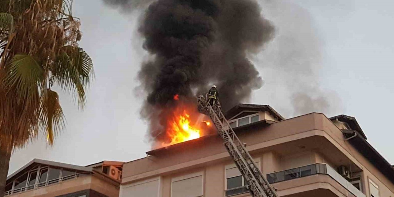 Antalya’da 4 Katlı Apartmanın Çatısında Çıkan Yangın Panik Oluşturdu