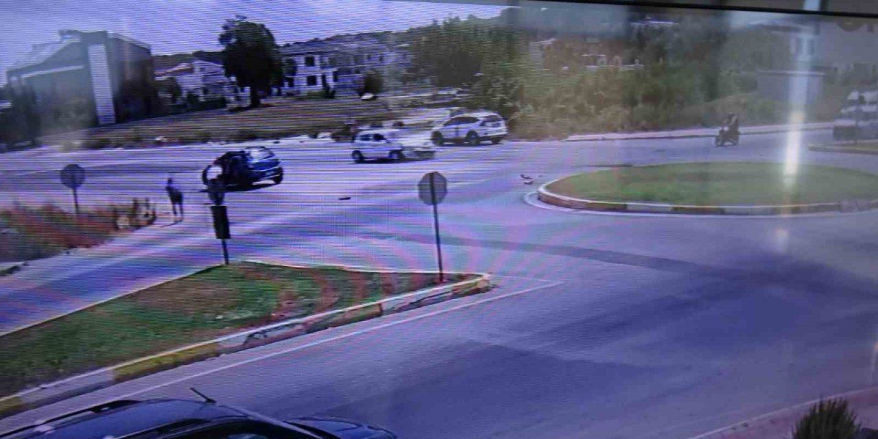 Otomobiller Çarpıştı, Yürüyen Gençler Ölümden Kıl Payı Kurtuldu