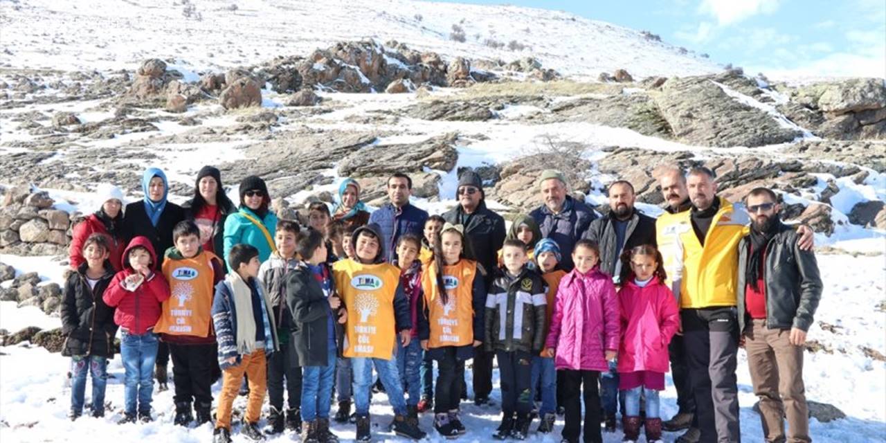 Niğde'de Minik Öğrenciler Hayvanlar İçin Doğaya Yem Bıraktı