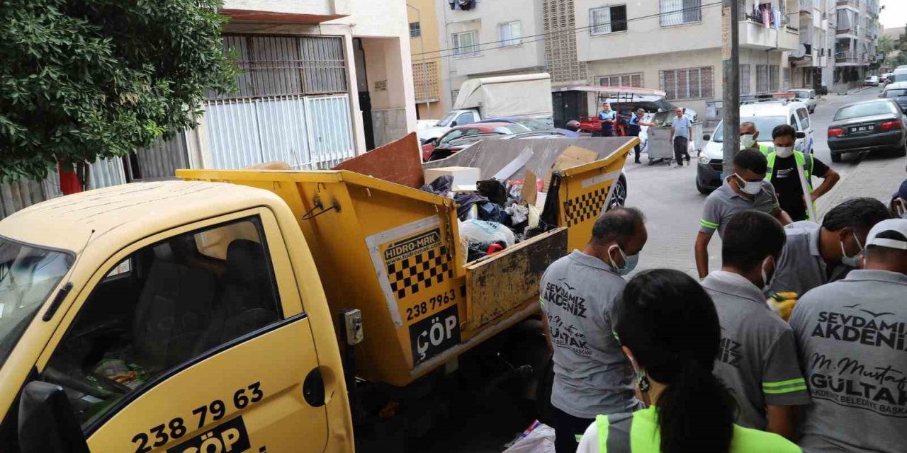 Mersin’de Bir Evden 10 Ton Çöp Çıkarıldı