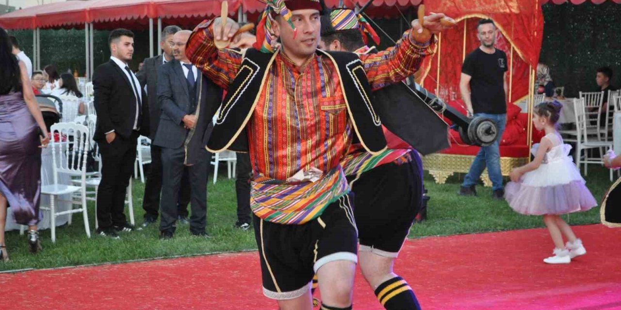 Eskişehir’de Zeybek Kültürünü Devam Ettiren Efeler Günde 5 Düğüne Gidiyor