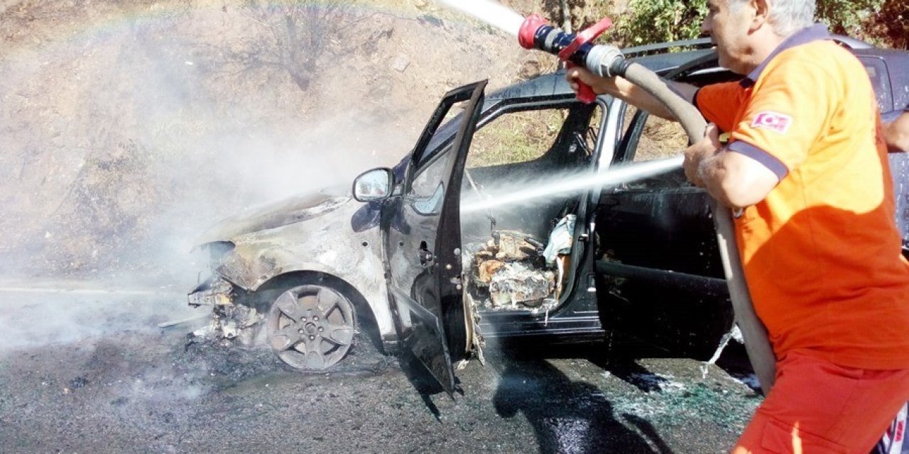 Seyir Halindeki Otomobil Alev Alev Yandı