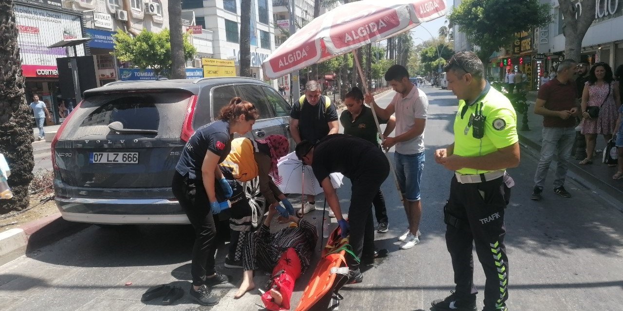 Yaya Geçidinde Otomobilin Çarptığı Kadın Feryatlarıyla Ortalığı İnletti