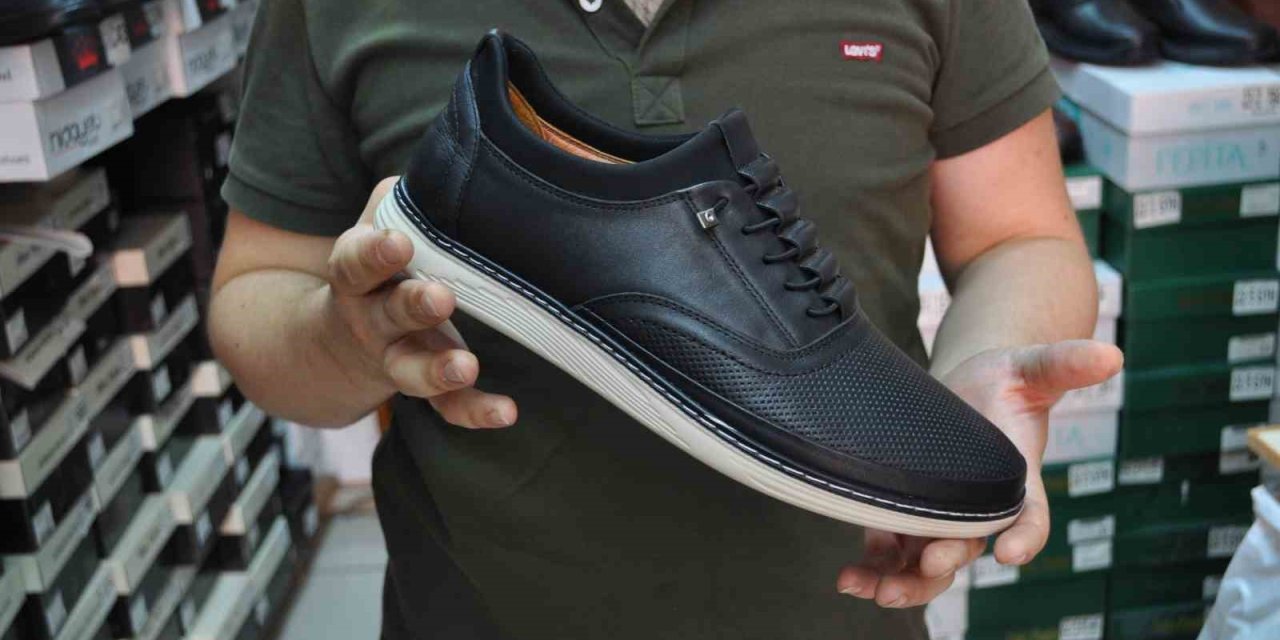 Vatandaş Yaz Aylarında Hafif Ve İnce Tabanlı Ayakkabıları Tercih Ediyor