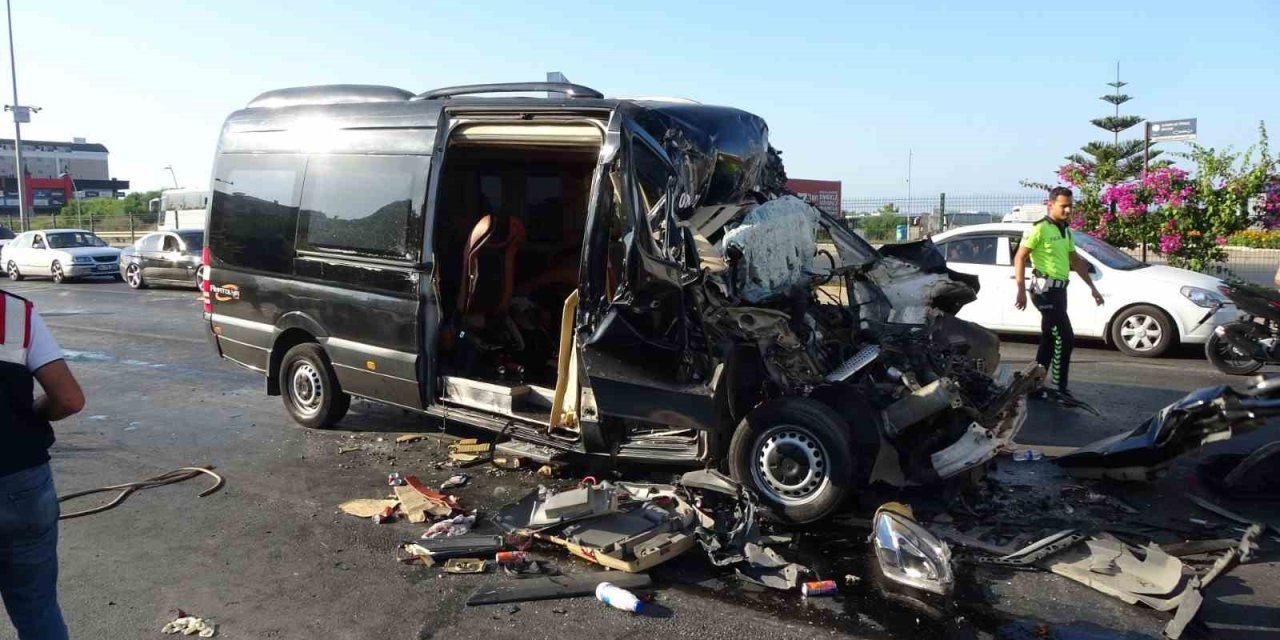 Tur Minibüsü Tıra Arkadan Çarptı: 2 Ölü, 6’sı Ağır 10 Turist Yaralı