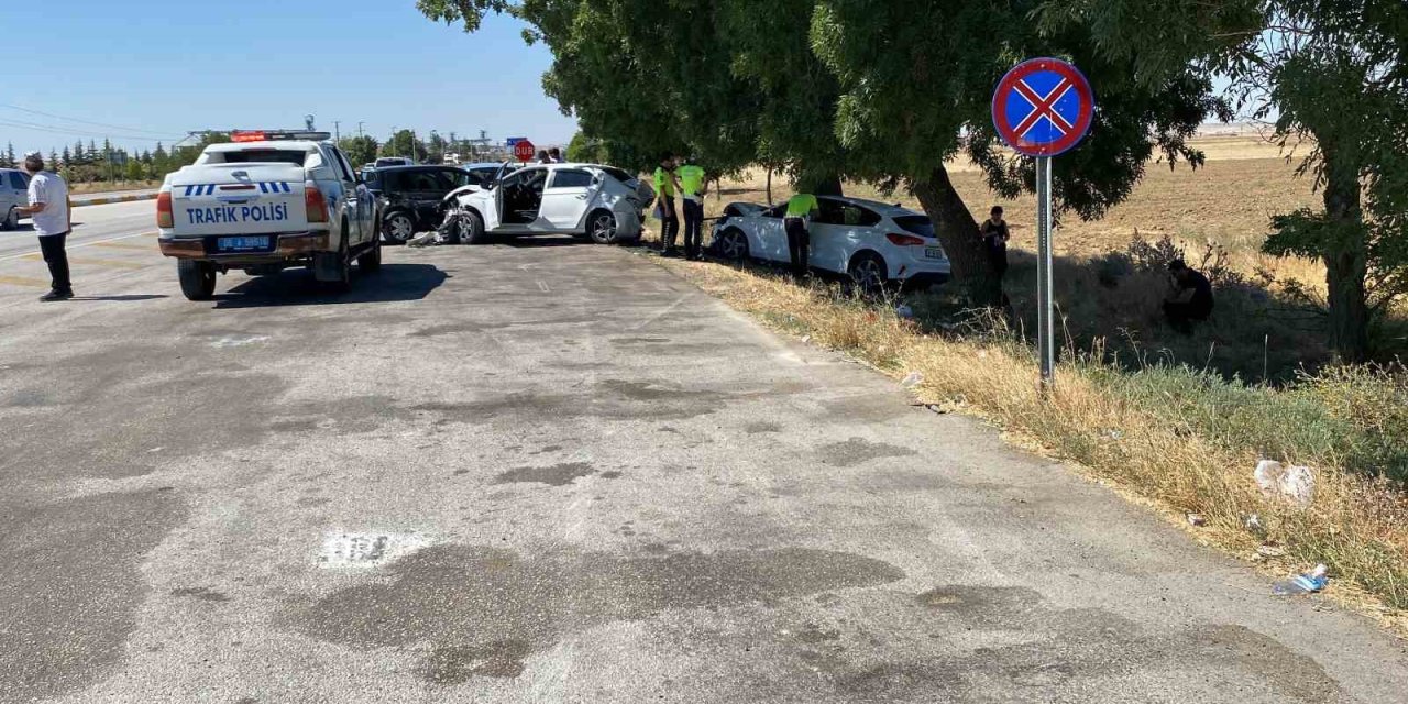 Kontrolden Çıkan Otomobil Mola İçin Cepte Duran 3 Araca Çarptı: 8 Yaralı