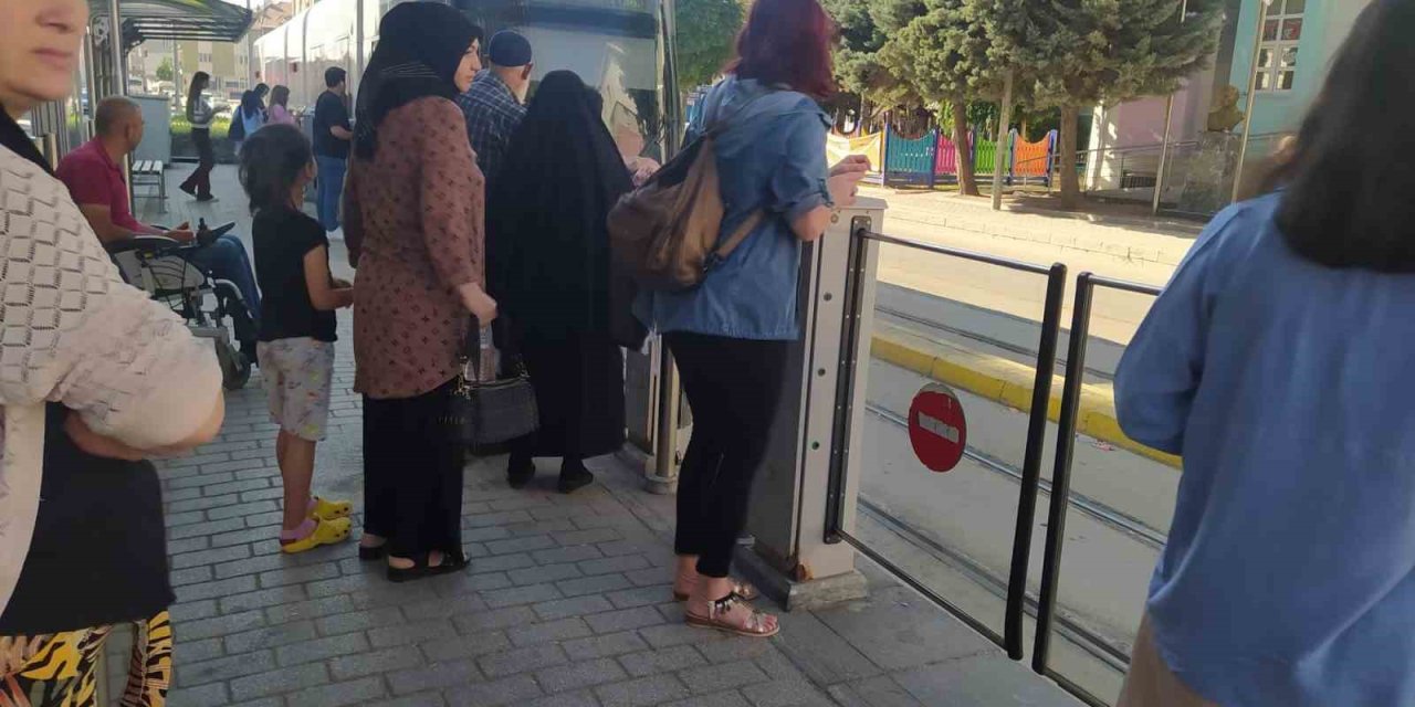 75. Yıl Ve Emek Mahallesindeki Vatandaşlar Ulaşım Sorunlarının Çözülmesini Bekliyor