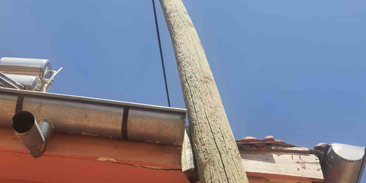 Yan Yatan Haberleşme Direği İki Katlı Evin Çatısına Zarar Verdi