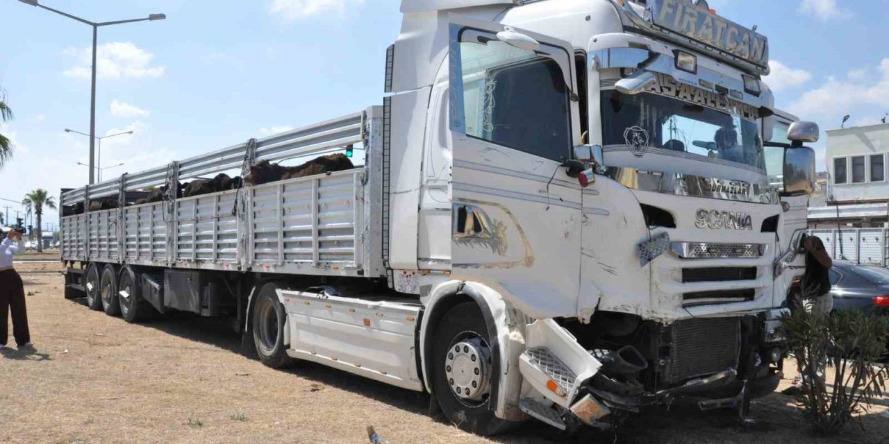 Mersin’de Tır İle Hafif Ticari Araç Çarpıştı: 5 Yaralı