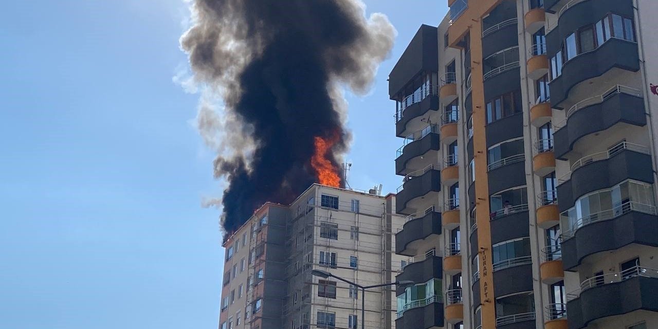 Kayseri’de Yangın: Binanın Çatısını Alevler Sardı