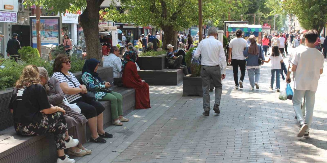 Kimi Vatandaş Sıcağı Seviyor, Kimisi İse Sıcaktan Korunuyor