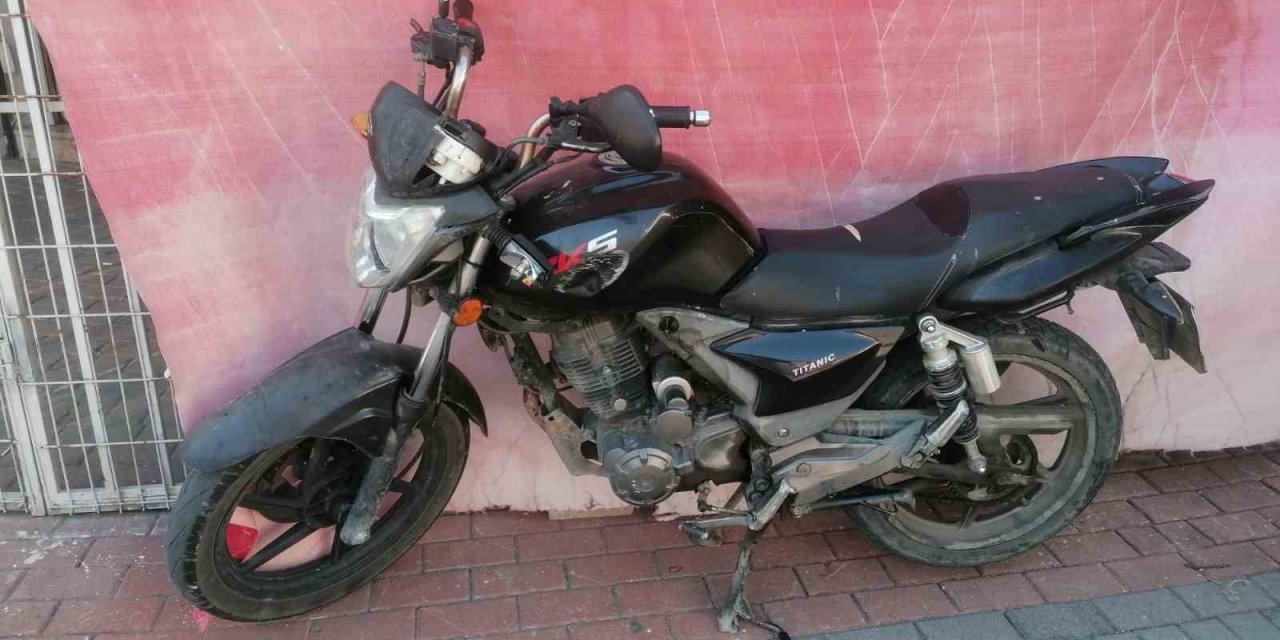 Hafif Ticari Araç İle Motosiklet Çarpıştı: 2 Yaralı