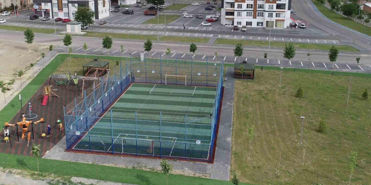 Melikgazi’den Gençleri Sevindiren Hizmet: 4 Mahalleye Futbol Sahası Yapılacak