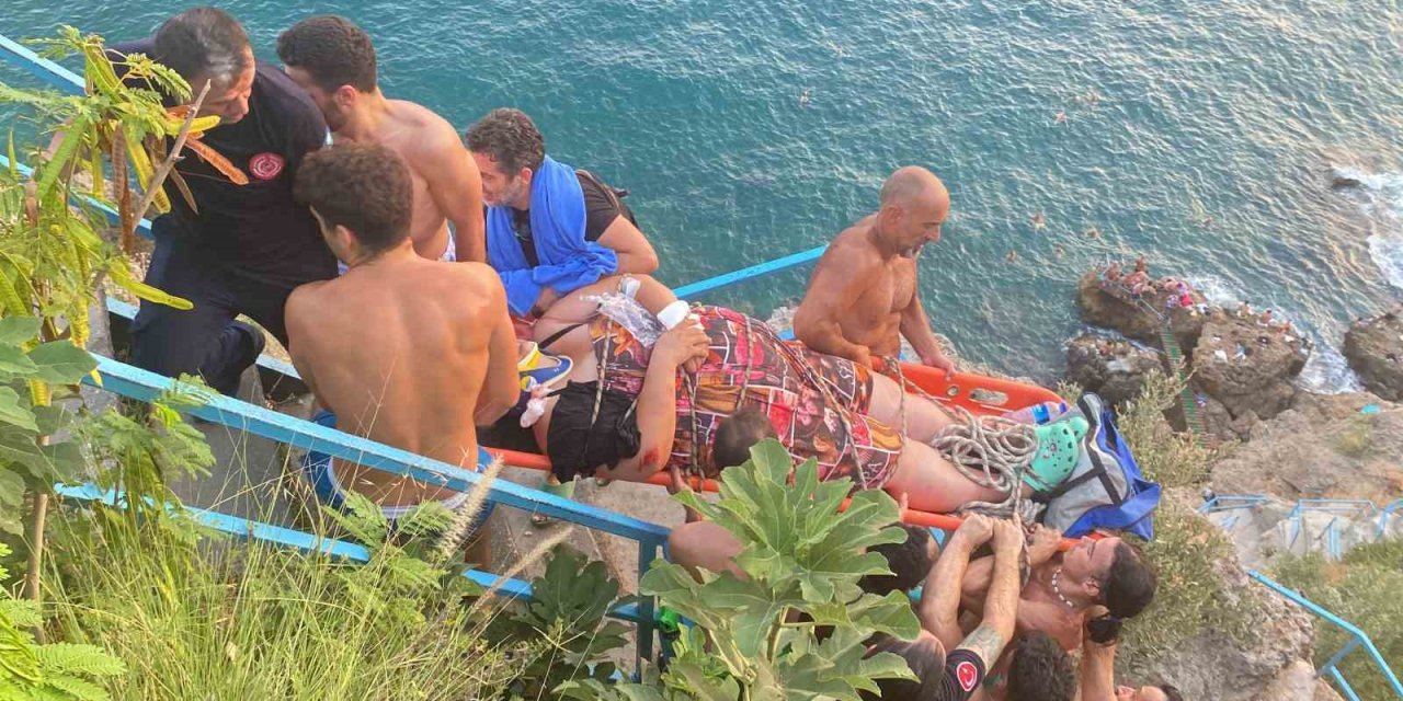 Antalya’da 40 Metrelik Falezlerden Denize Düşen Rus Kadın Turist İçin Kurtarma Seferberliği