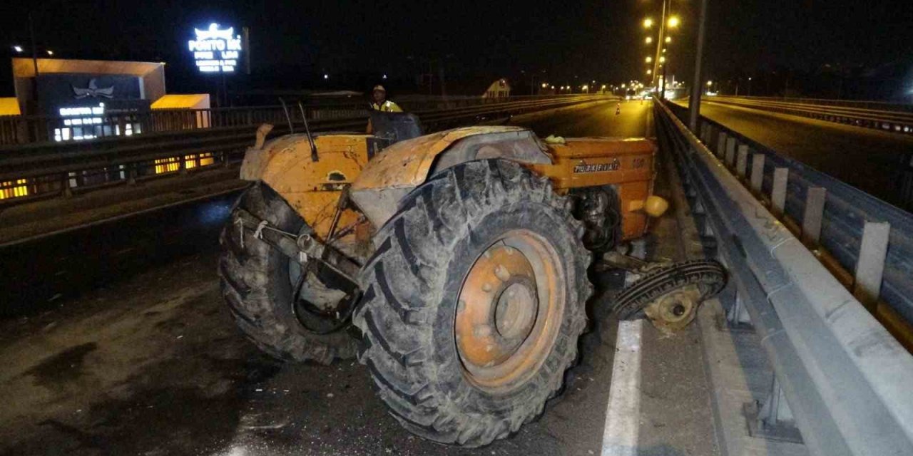 Traktör Ve Otomobil Kazasında Araçlar Hurdaya Döndü