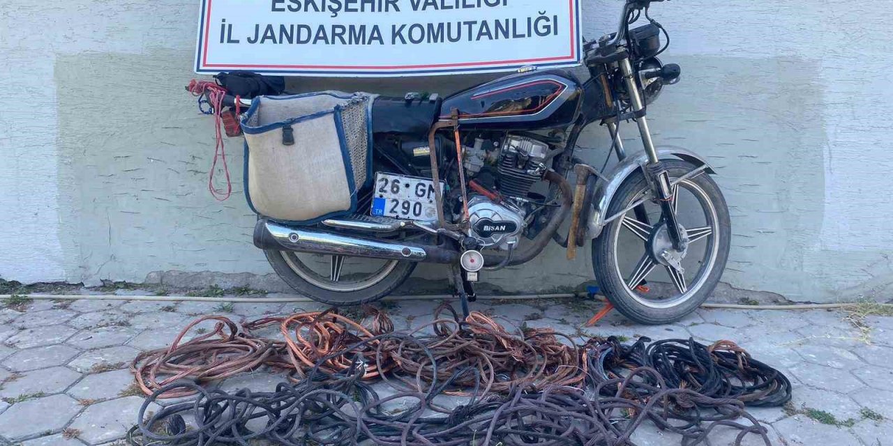 Çok Sayıda Suç Kaydı Olan 2 Şüpheli Hırsızlık Malzemeleriyle Yakalandı