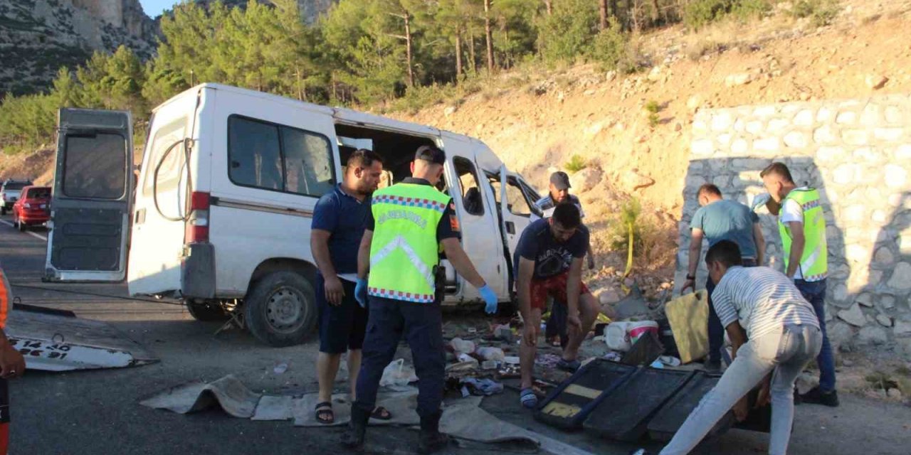 Mersin’de Tarım İşçilerini Taşıyan Minibüs Kaza Yaptı: 1 Ölü, 13 Yaralı