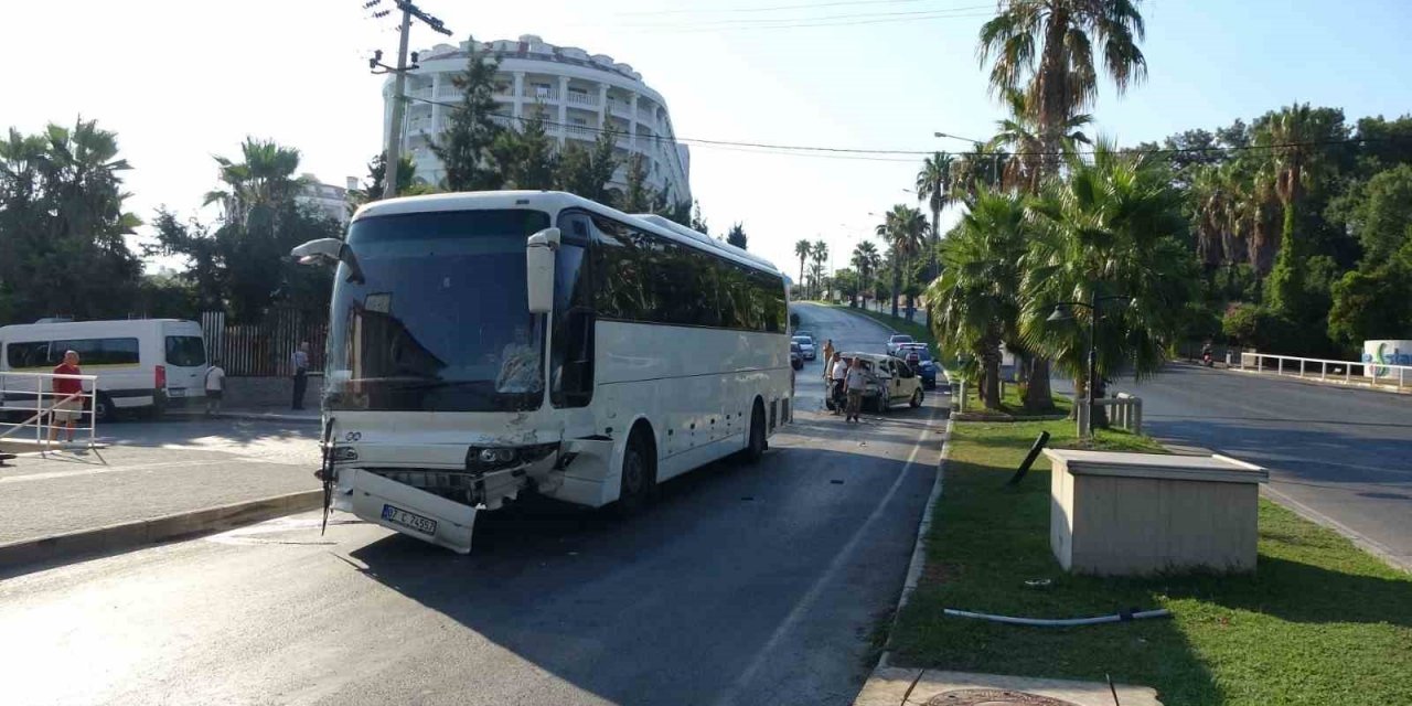 Antalya’da Otel Servis Otobüsü 2 Araca Çarptı: 6 Yaralı