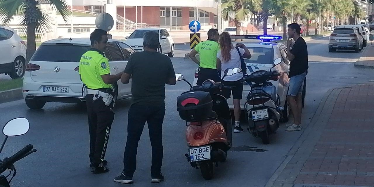 Kasksız Motosiklet Sürücüleri Ceza Kesilince Kasklarını Takıp Gittiler