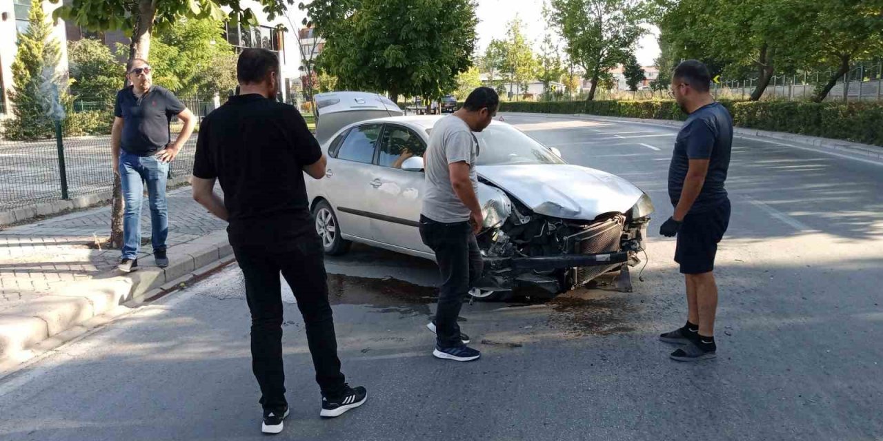 Virajı Alamayan Araç Ağaca Çarptı