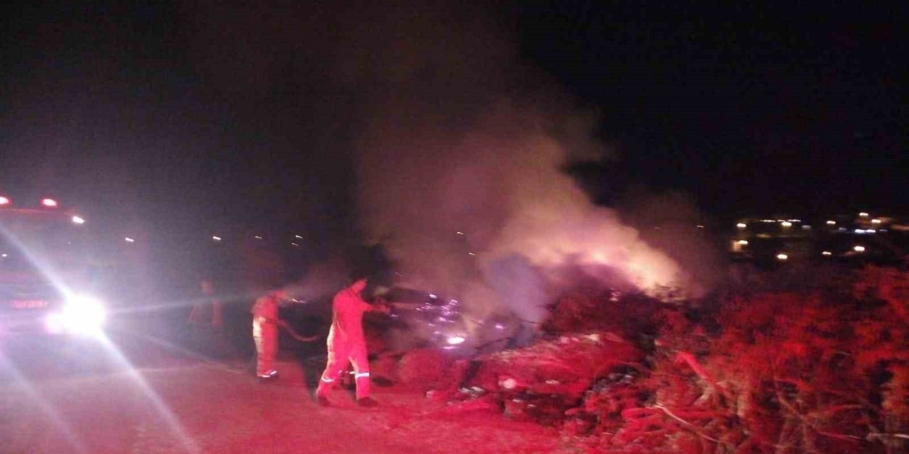 Çay Kenarına Atılan Sera Atıkları Alev Aldı