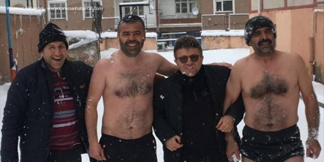 Karamanlı İki Esnaf Soğukta Kar Banyosu Yaptı