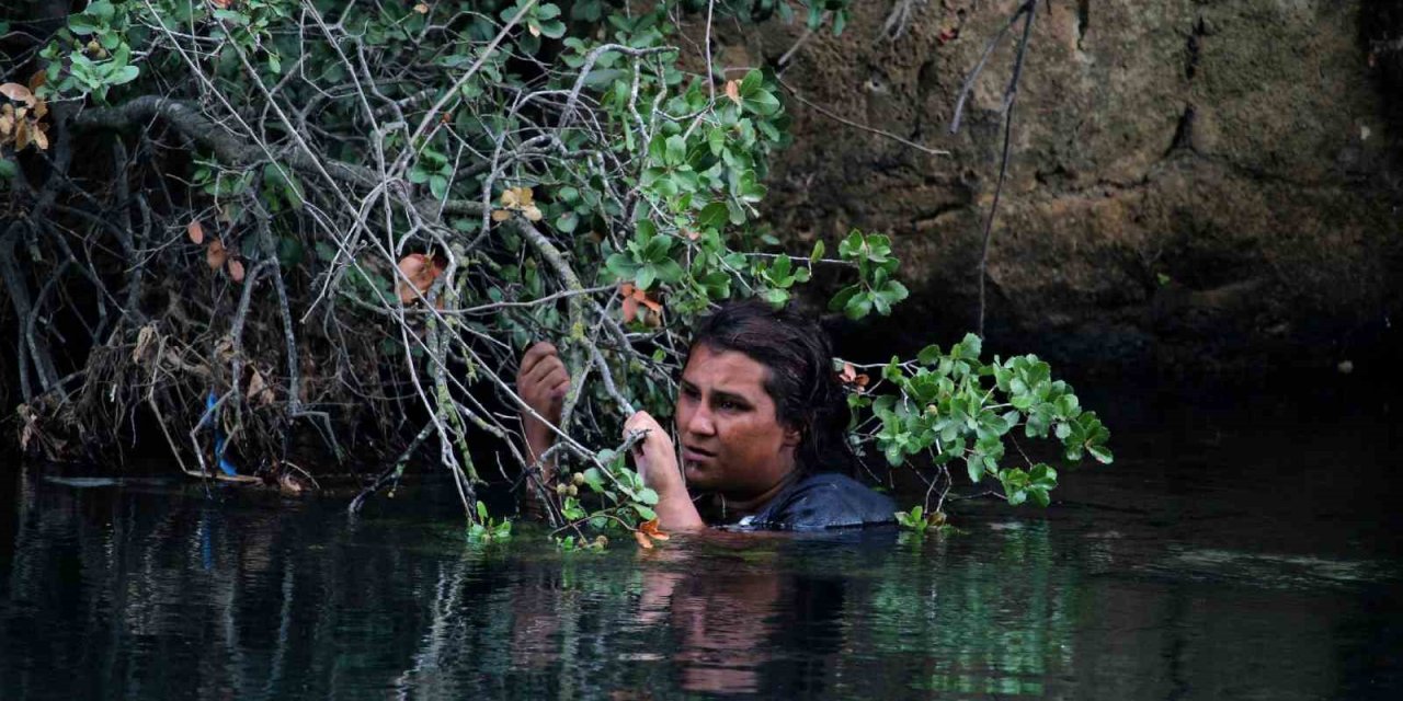 Genç Kadının Buz Gibi Suda,ölümle Yaşam Arasındaki Mücadelesi